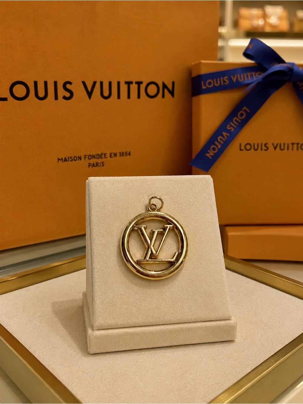 Louis Vuitton stamped Gold LV Circle Pendant Charm Zipper pull